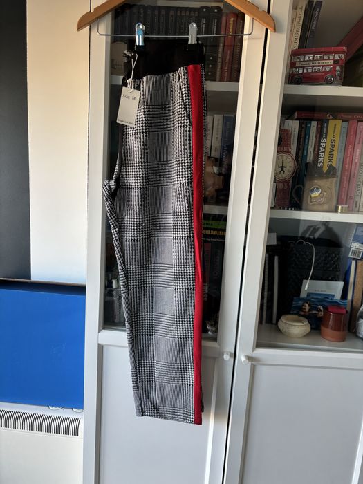 Calcas xadrez com risca vermelho