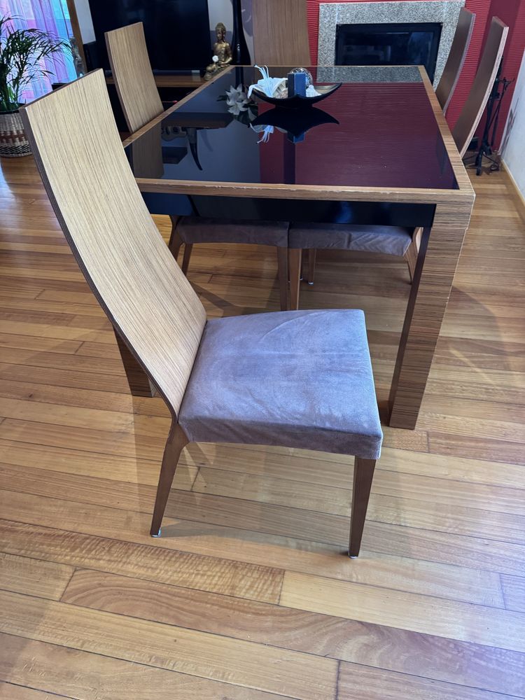 Mesa de sala de jantar com 4 cadeiras