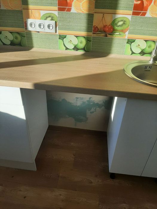 Кухонная мебель, газовая плита, мойка, смеситель.