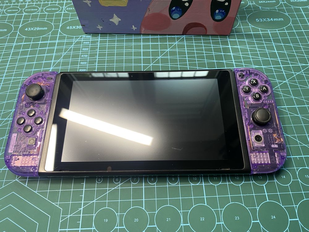 Nintendo Switch V2 - gałki magnetyczne, karta pamieci i fioletowy kolo