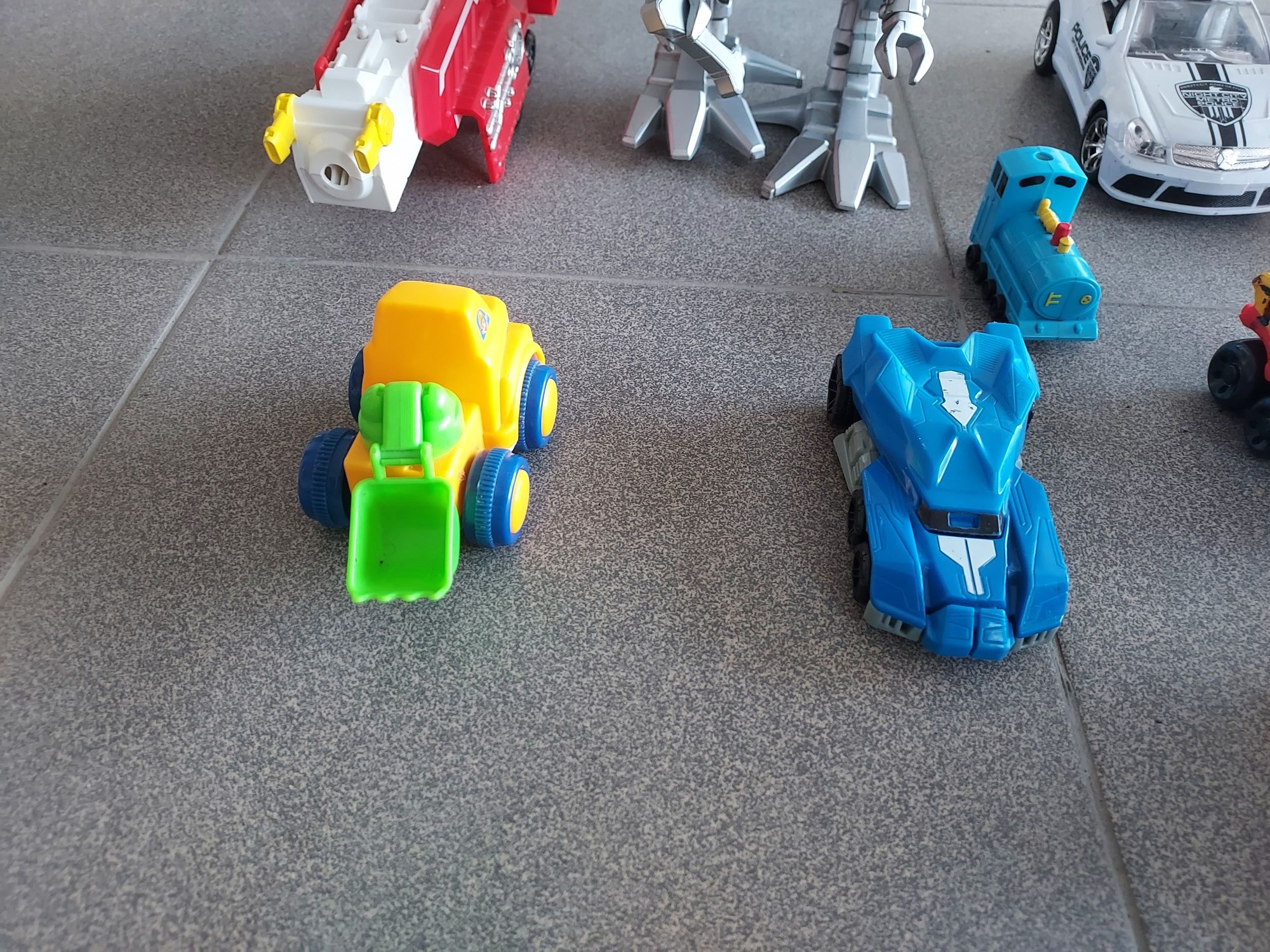Samochody miniaturki i dinozaur