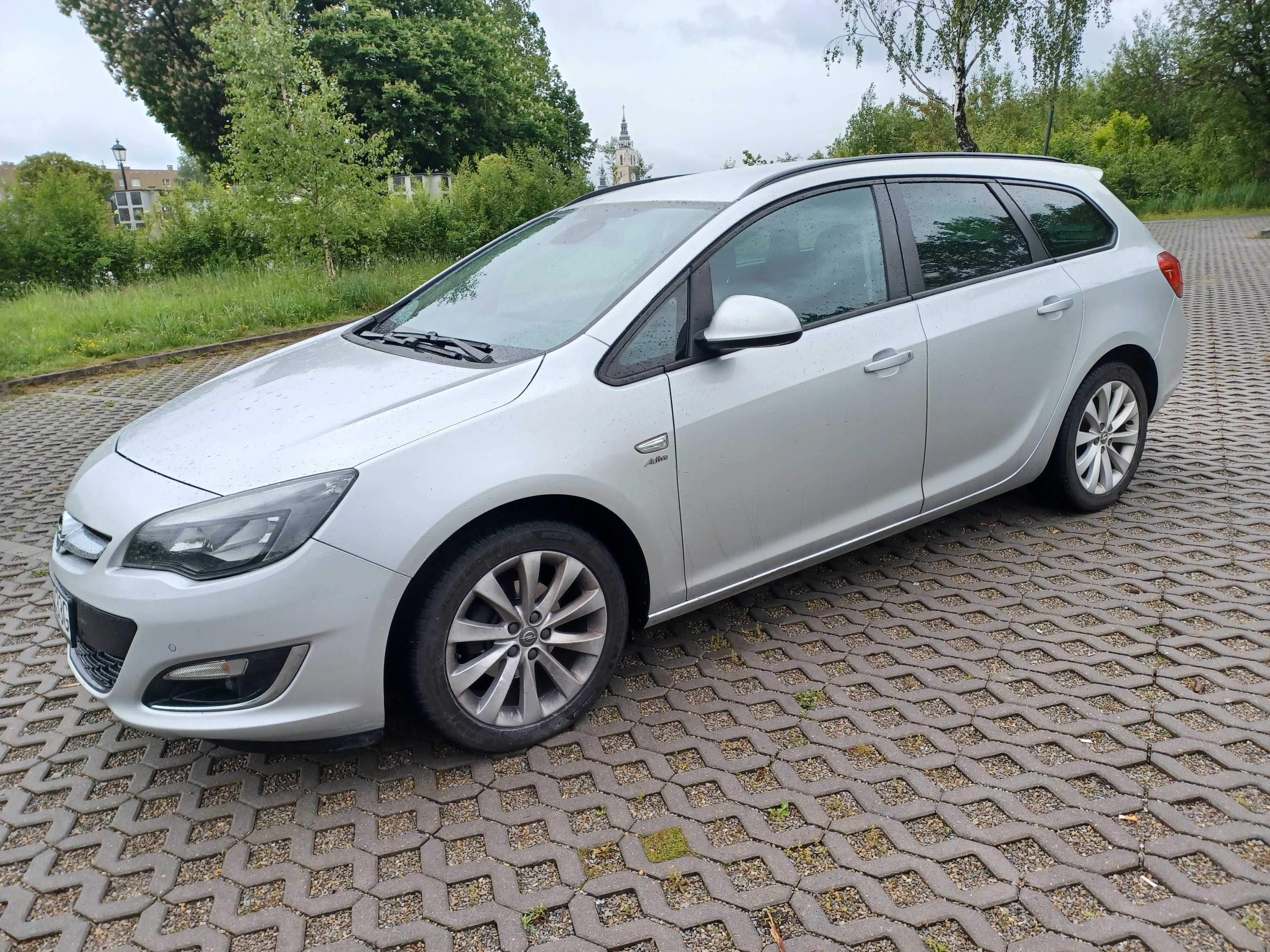 Opel Astra / GAZ / NAVI / PDC przód - tył / Klimatyzacja dwustrefowa