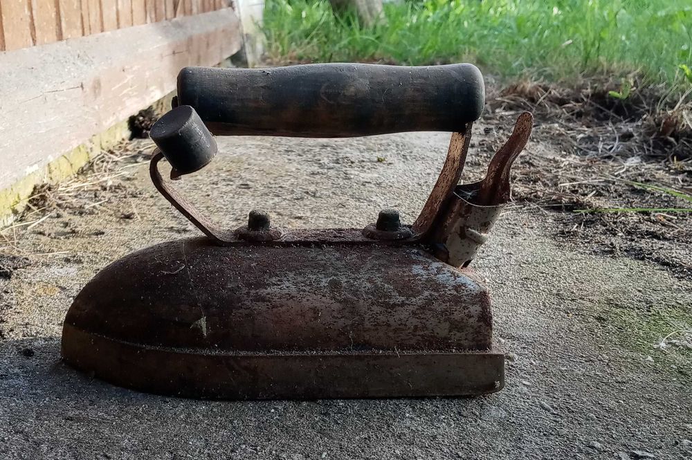 Stare żelazko elektryczne