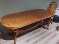 Duży stół drewniany z krzesłami