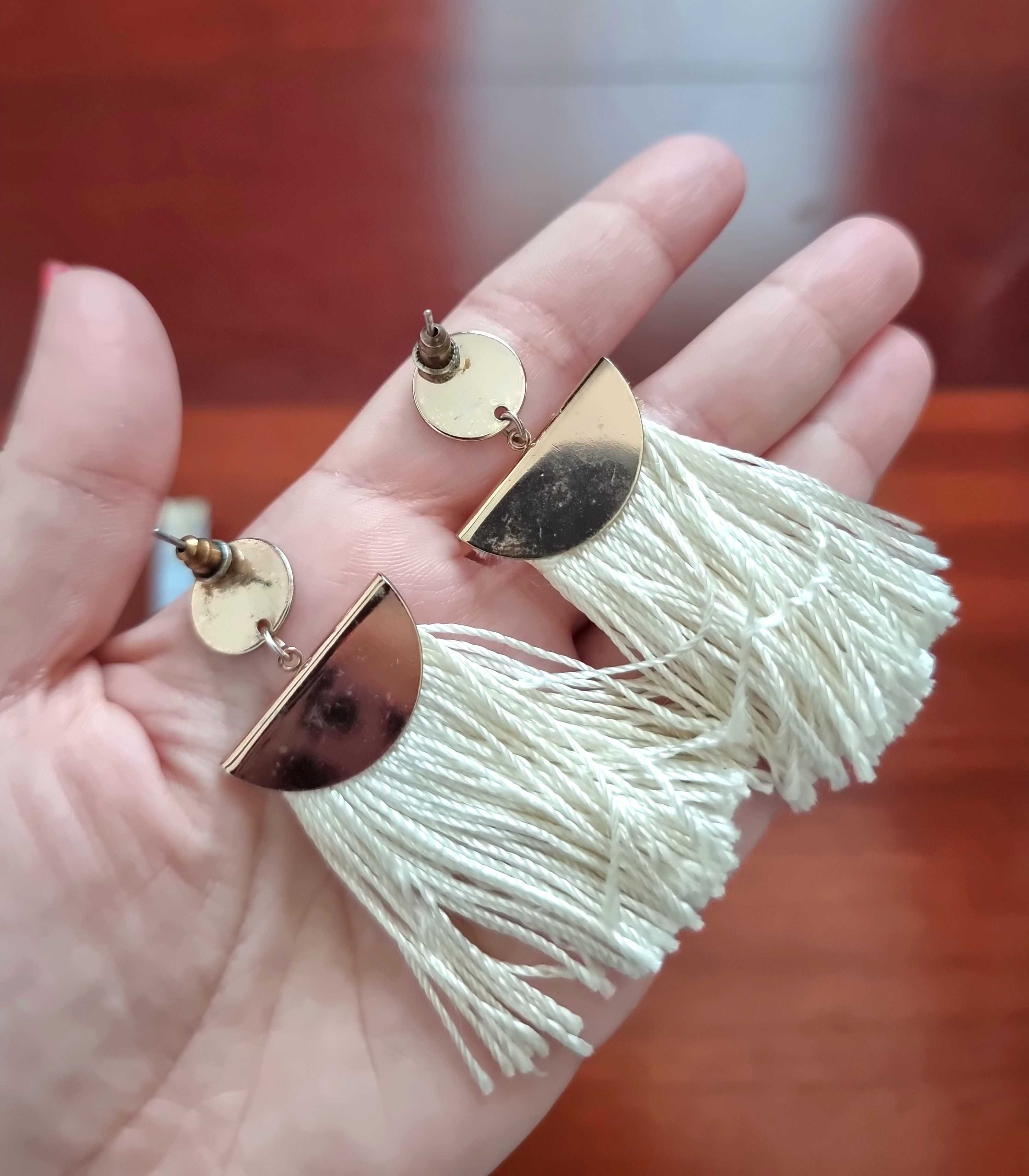Brincos creme e dourados