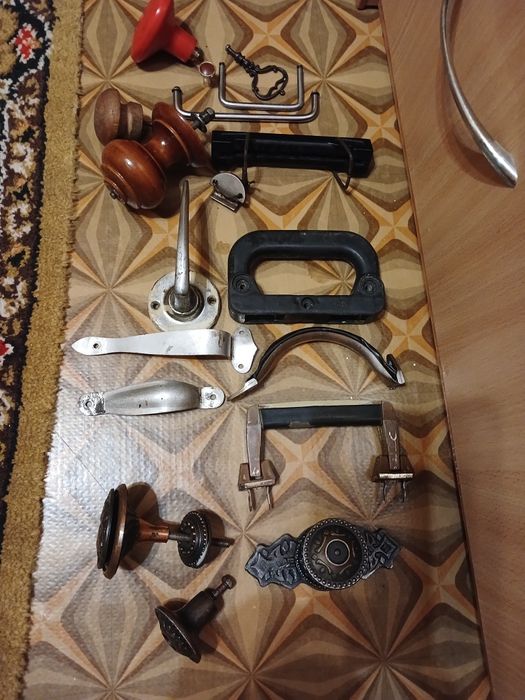 Меблеві і інші ручки.