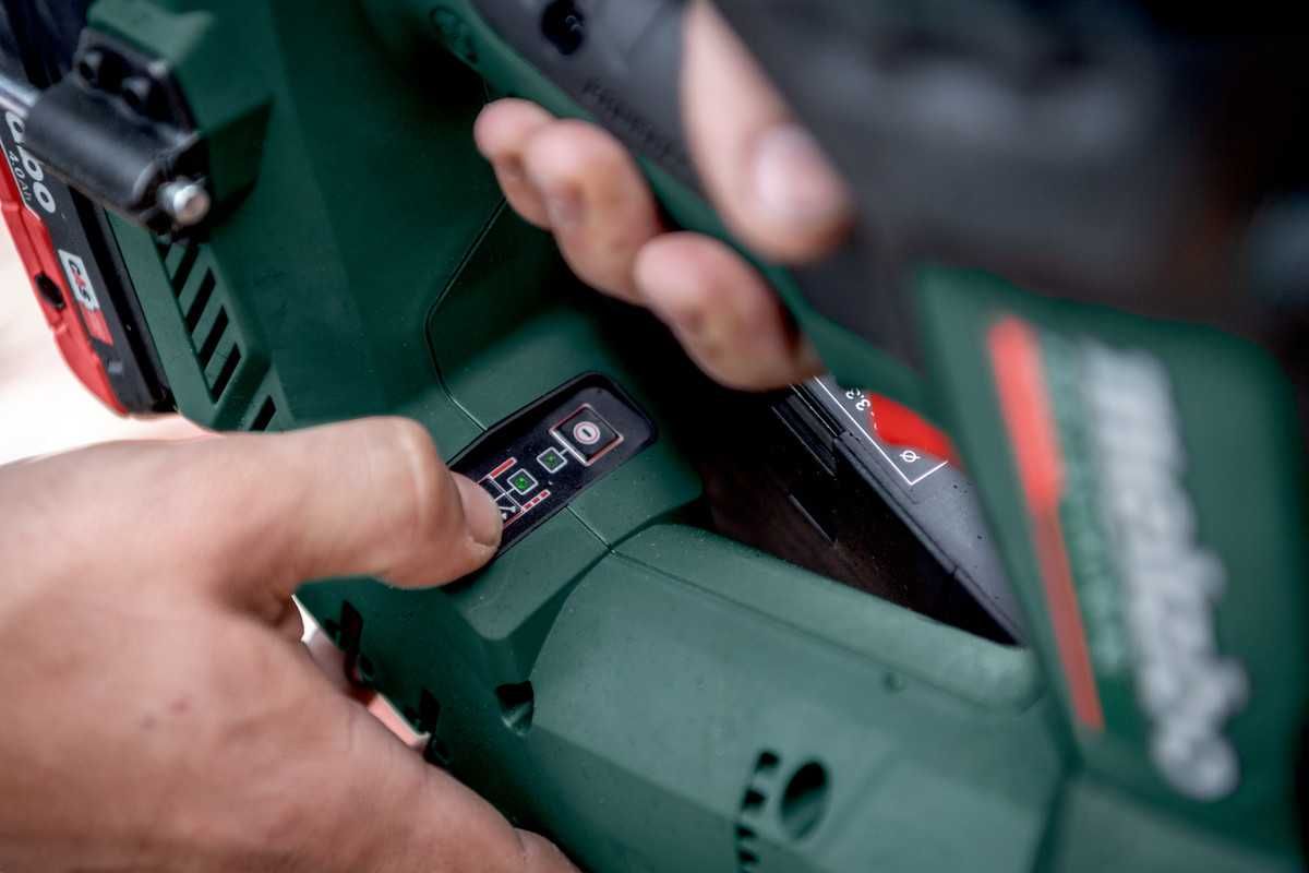 Gwoździarka akumulatorowa Metabo NFR 18 LTX 90 BL Zestaw 2x4Ah