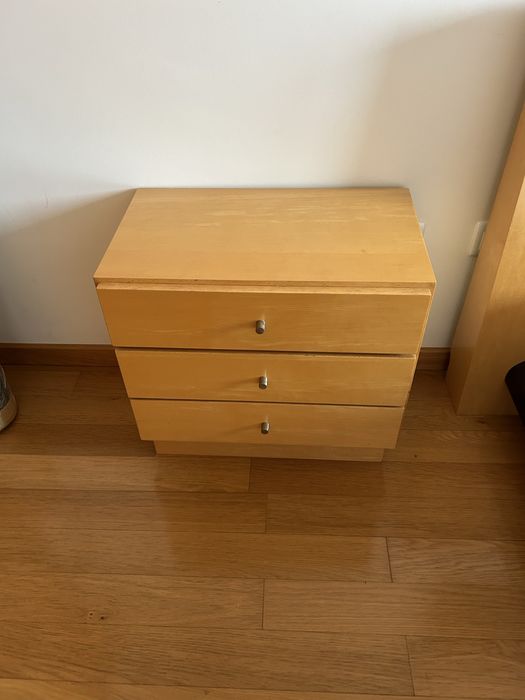 Cama e mesa de cabeceira de madeira maciça