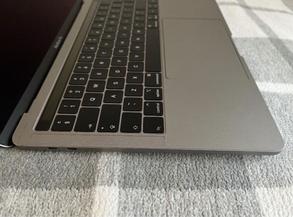 MacBook Pro 13.3 2019 8 GB 128 GB Touchpad