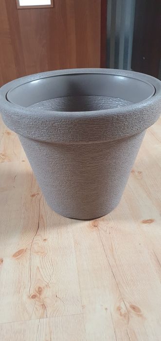 Duża donica z tworzywa