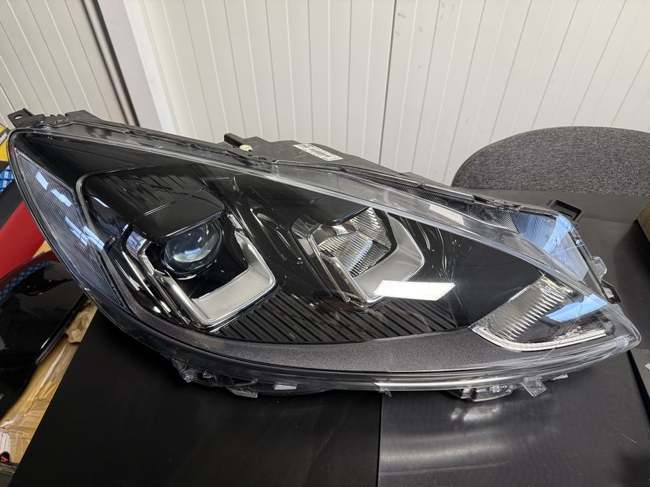 Lampa reflektor przod Ford Kuga Escape prawa ładna