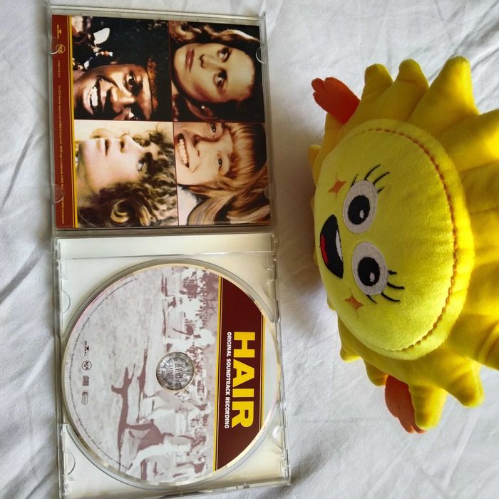 Film - musical , Hair - płyta Cd i maskotka .