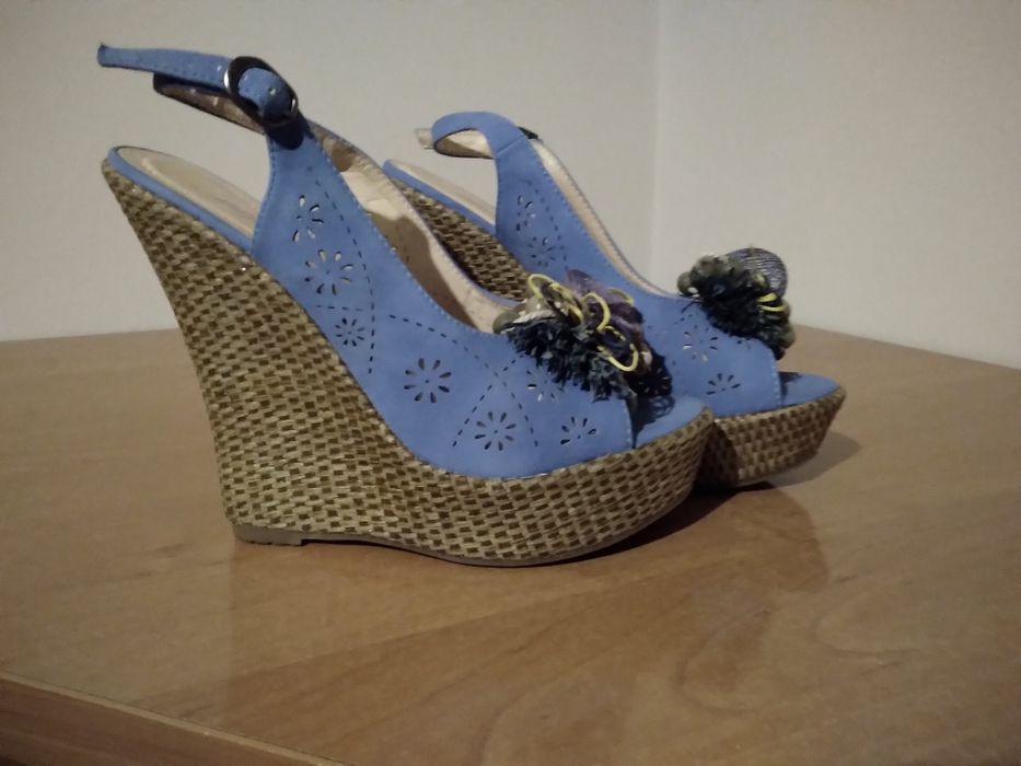 Sandały na koturnie