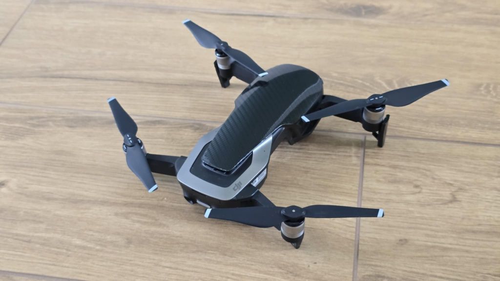 Dron DJI Mavic Air z dużym zestawem akcesoriów