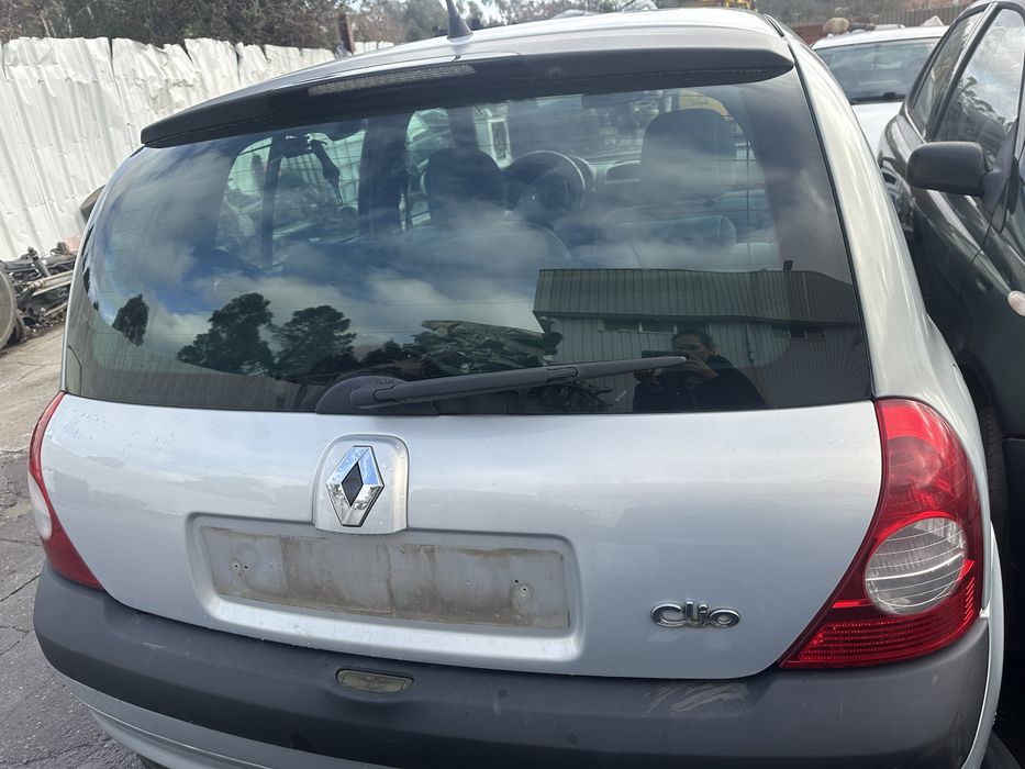 Tampa da mala Renault Clio II  com Lip ano  2003