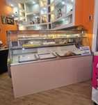 Vitrine refrigerada com prateleiras, frigorífico e expositor