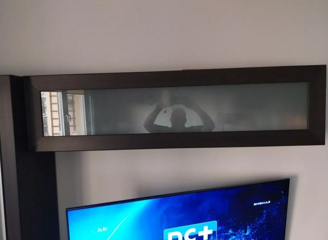 Stôł z krzesłami, witryna stojąca i wisząca  oraz półka pod tele