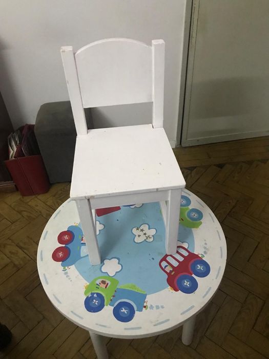 Mesa e cadeira de criança