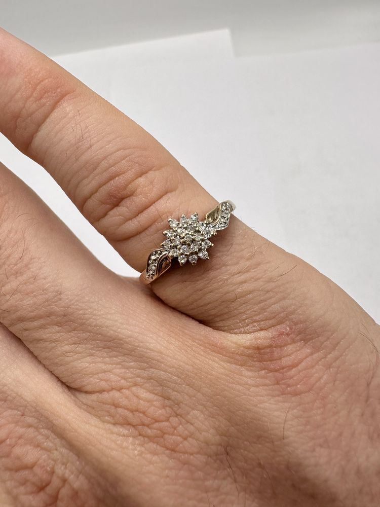 Złoty pierścionek z diamentami 0,08ct