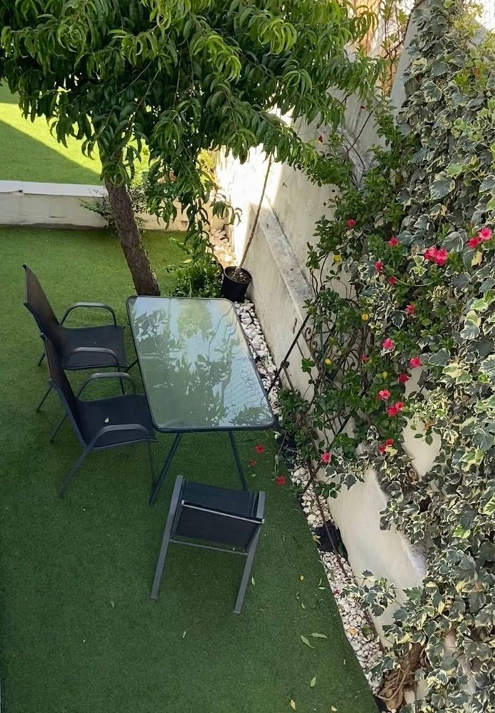 Mesa e cadeiras de jardim, bonitas e práticas, em muito bom estado