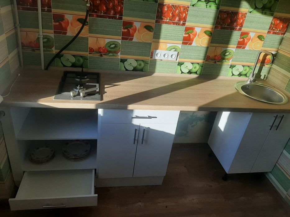 Кухонная мебель, газовая плита, мойка, смеситель.