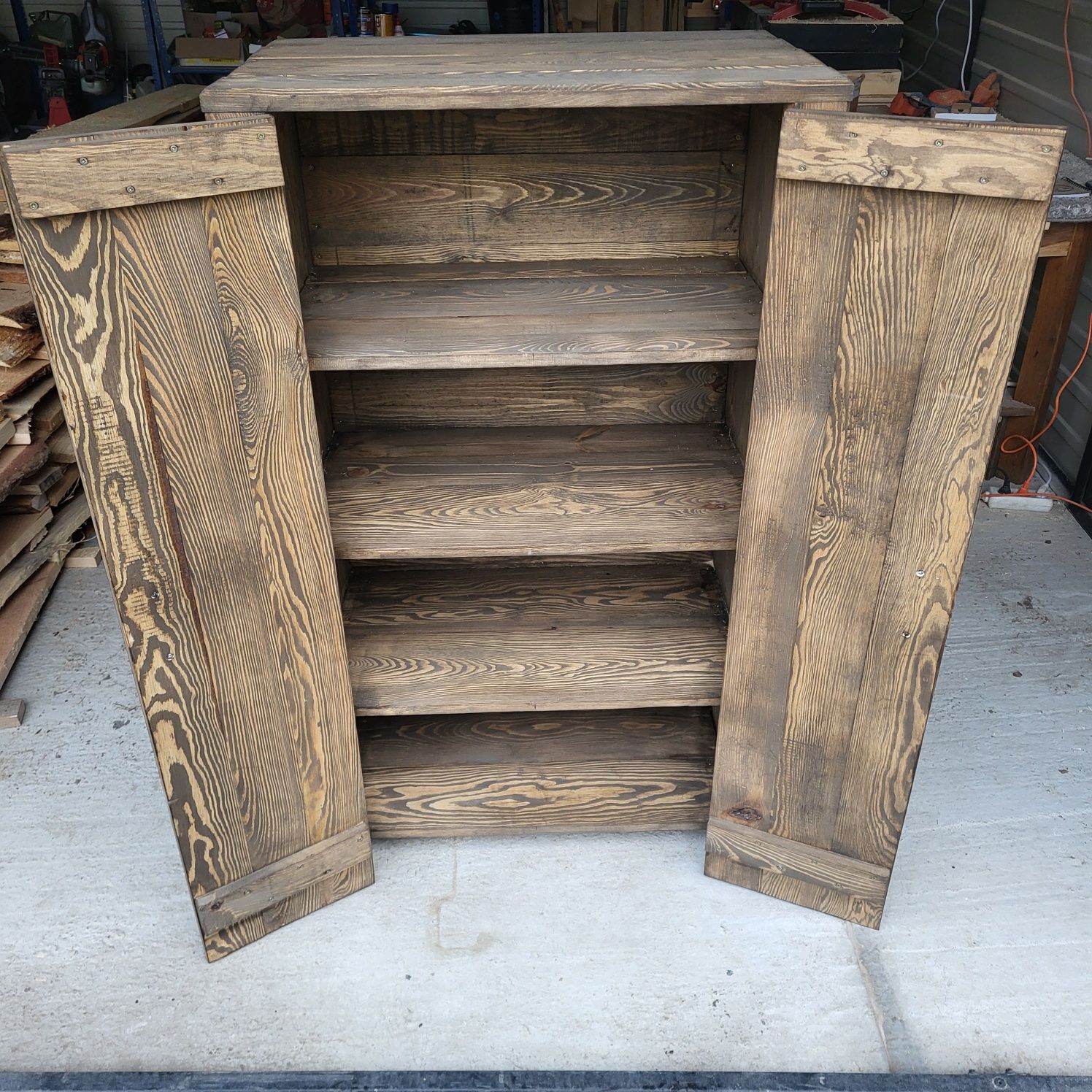 Szafka na buty sosnowa. 70x45x120 cm wys. Kolor Wenge