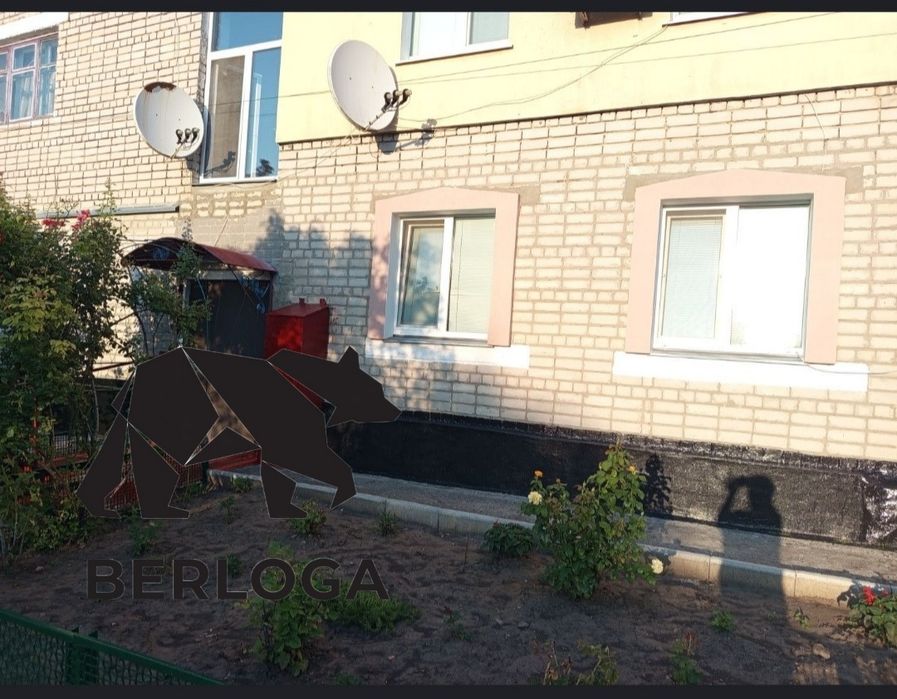 Продам 3 - кімнатну квартиру в тихому районі.