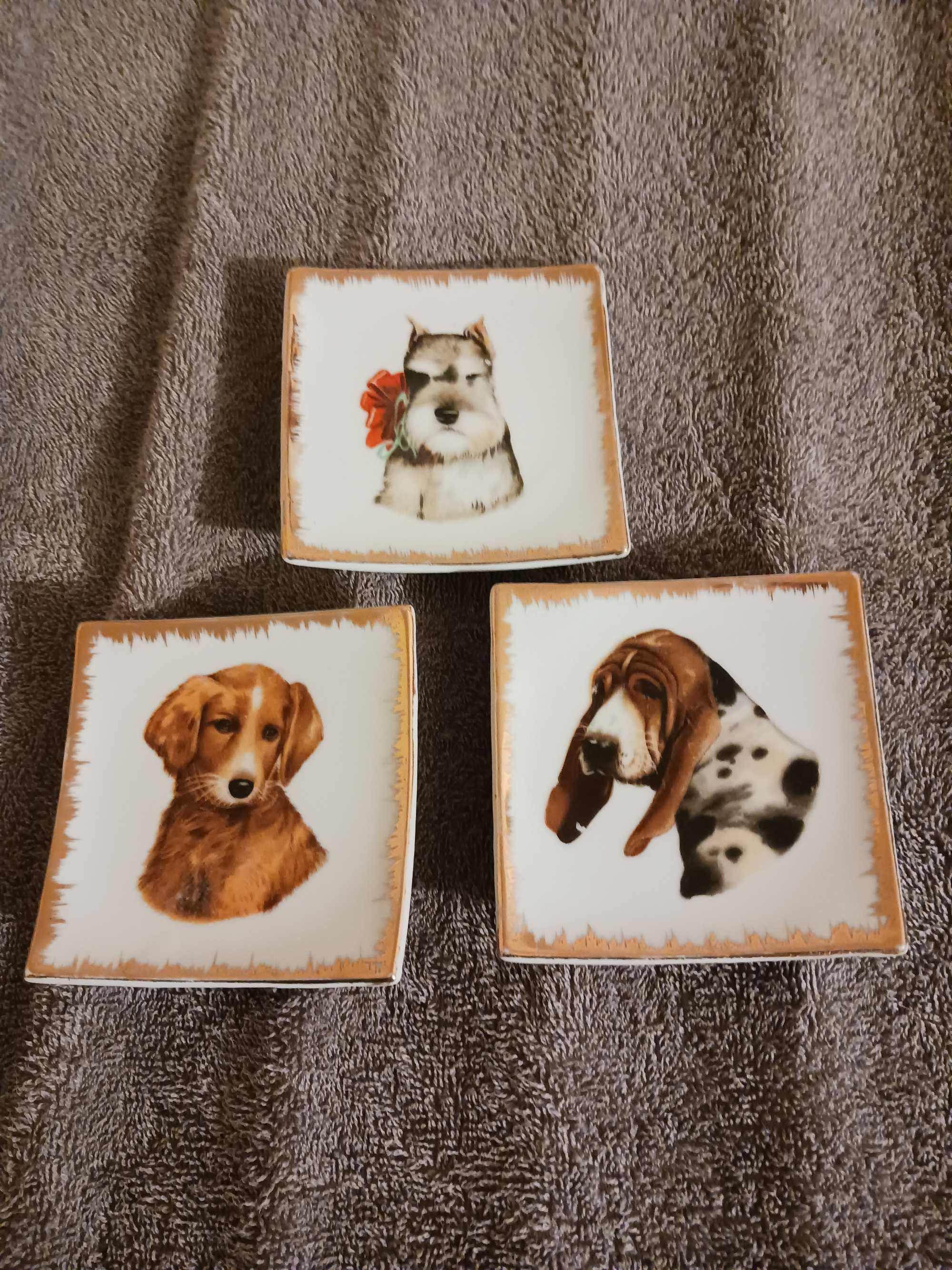 3 pratinhos de pendurar com imagens de raças de cães.