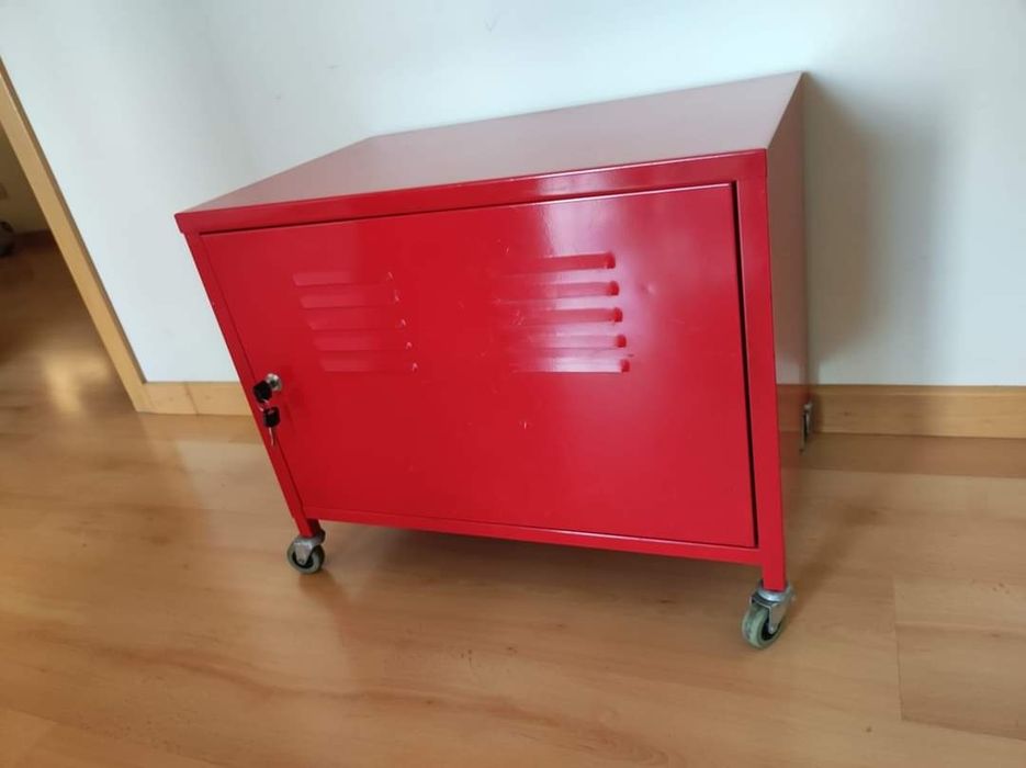 Móvel vermelho Ikea