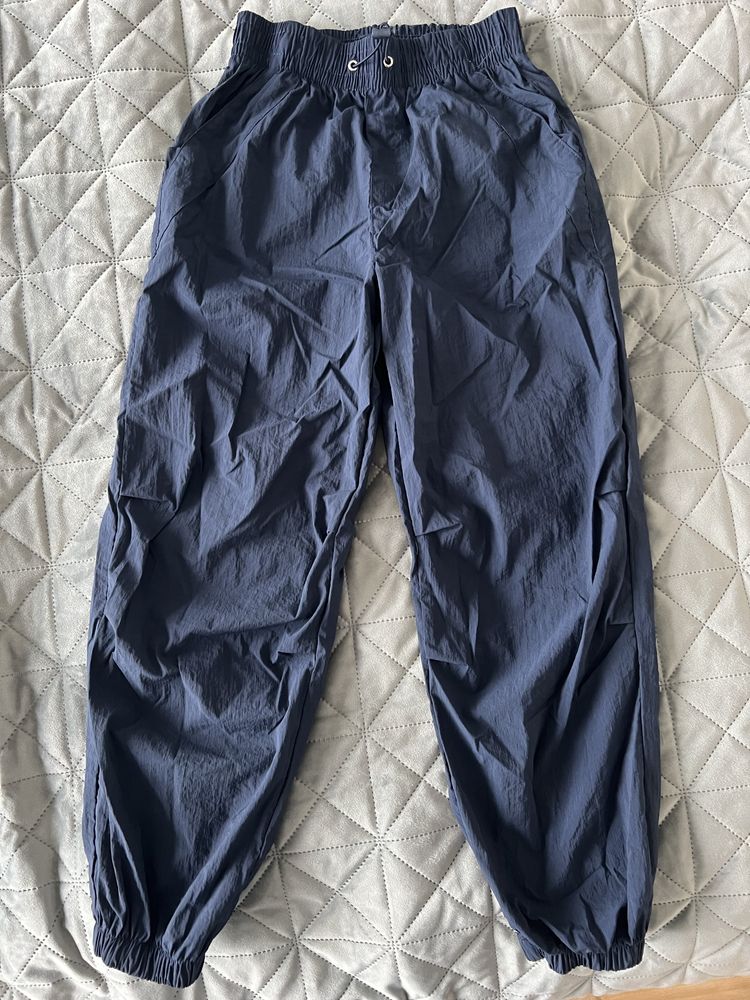 Granatowe spodnie parachute Reserved Rozmiar 140
