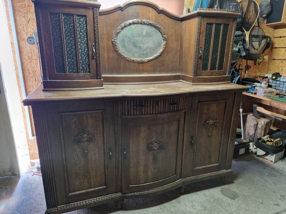 Kredens , stół i lustro z szafką oraz zegar