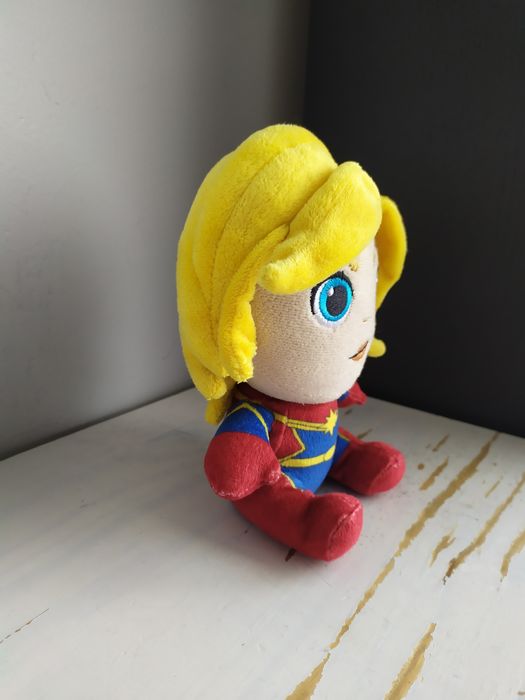 Kapitan Marvel maskotka pluszak przytulanka