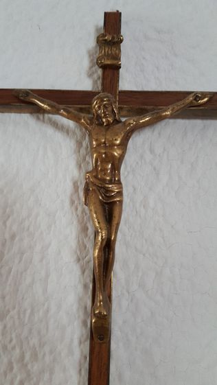 Crucifixo em madeira e bronze