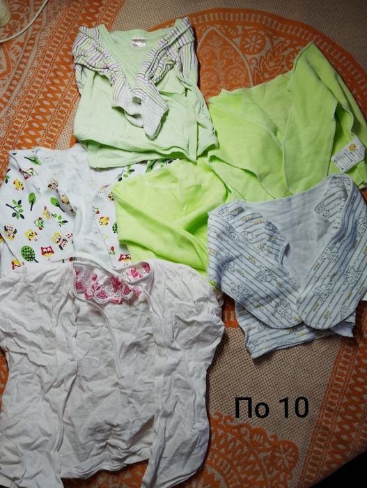 Детские распашонки и слюнявчики