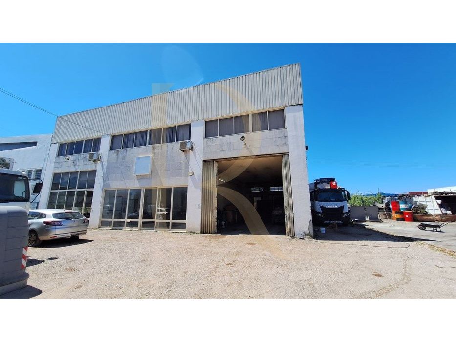 Armazém industrial com terreno em Alhos Vedros - Moita