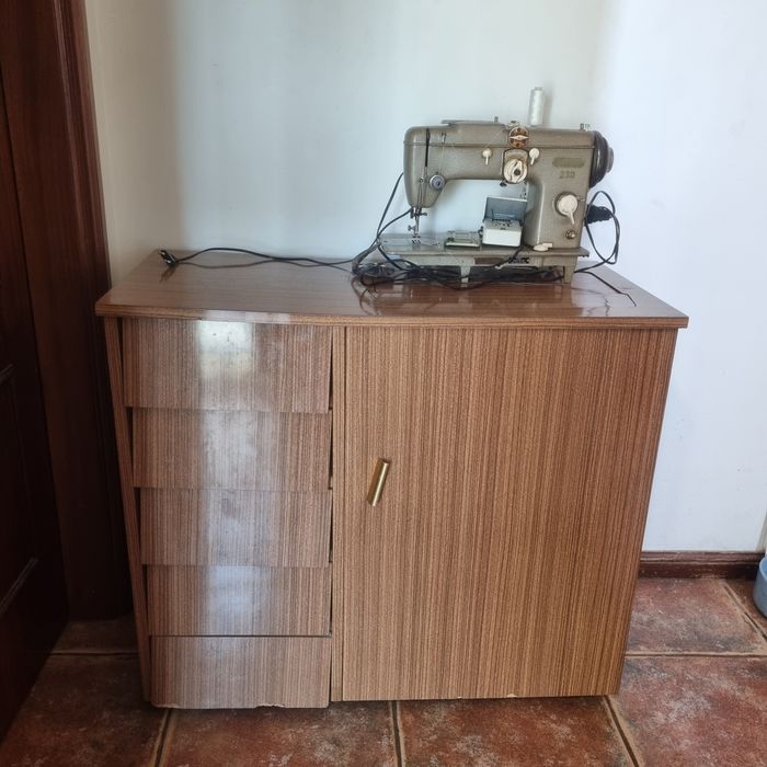 Máquina de Costura Pfaff com móvel