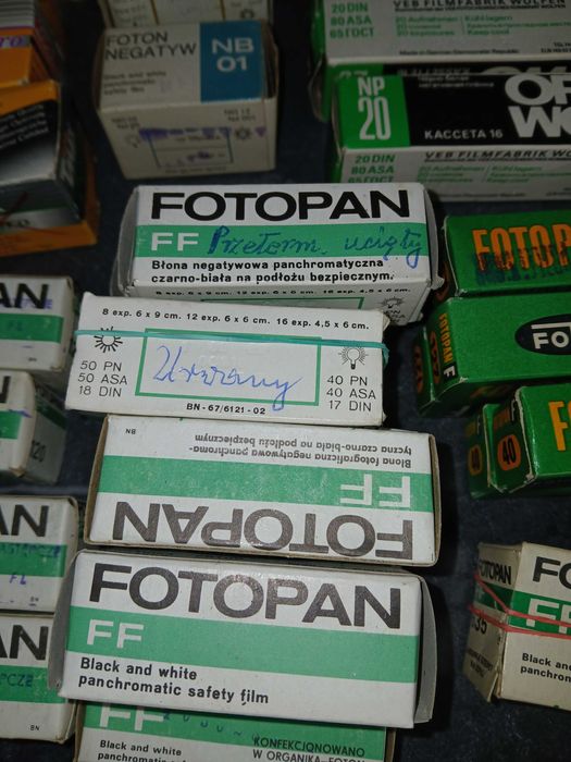 Filmy, klisze czarnobiałe, przeterminowane, format 135 i 120, 61 sztuk