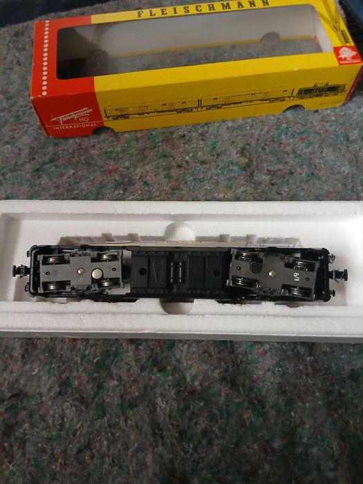 Locomotiva Diesel Fleischmann 4235, BR V 221