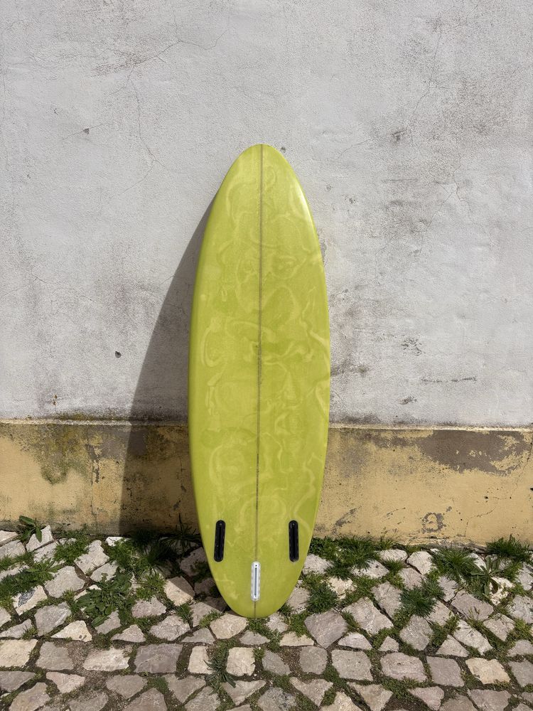 Prancha de surf Twin fin 2 +1 Yuju shapes 5’6