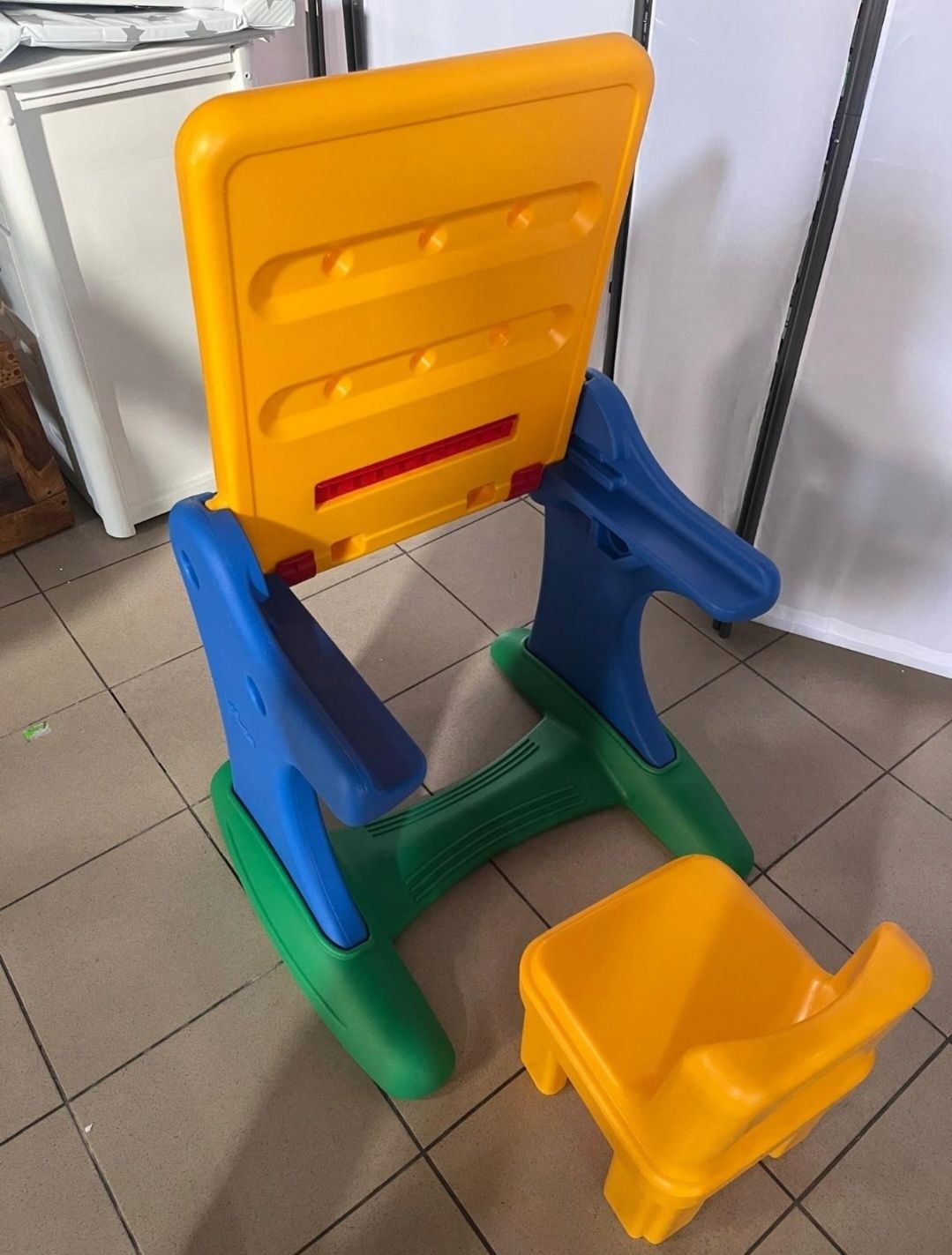 Chicco Edukacyjne biurko z tablicą i krzesełkiem