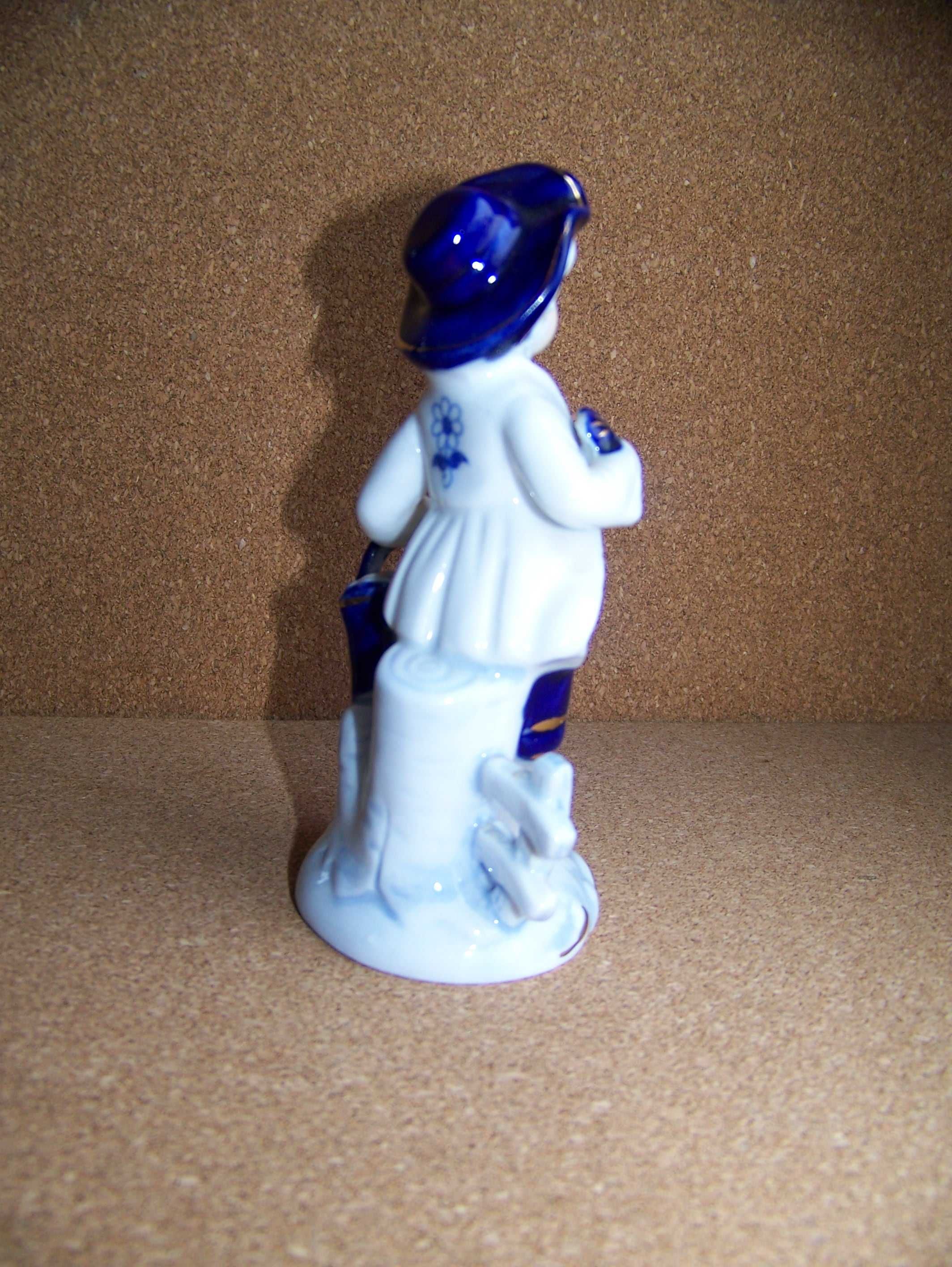 porcelanowa figurka młodzieńca
