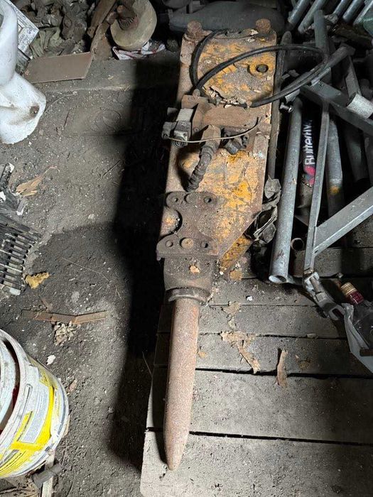 Młot do kucia betonu - oprzyrządowanie do koparko ładowarki ostrówek