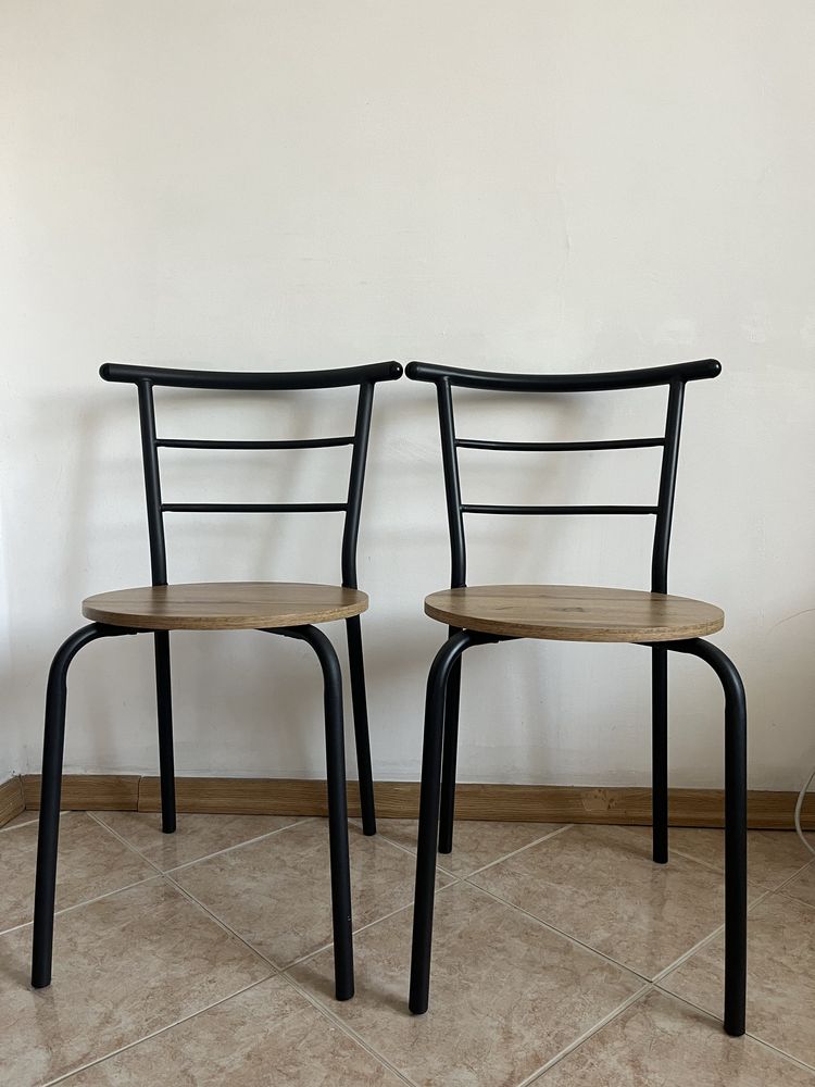 Dwa okrągłe krzesła dekoracyjne metalowe oparcie i nogi