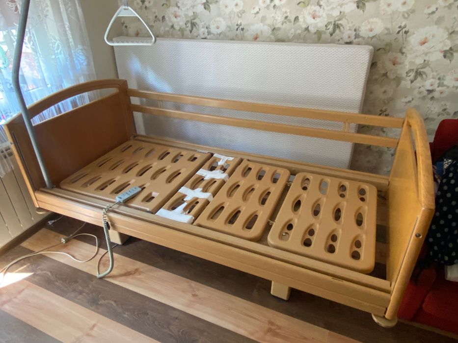 Łóżko medyczne z pilotem i rączką do podciągania – bez materaca