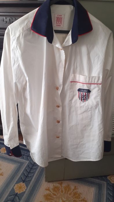 Camiseiro branco de algodão  com gola e  punhos axuis escuros debroado