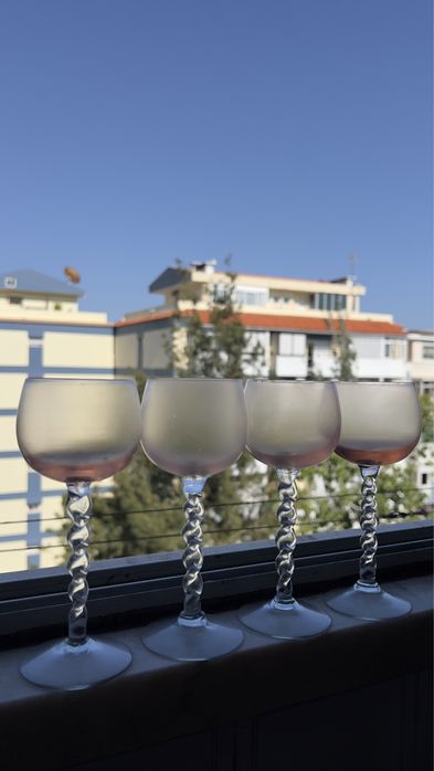 4 copos de vinho em vidro rosa vintage