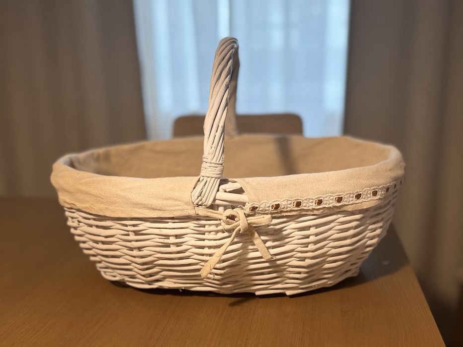 Cestas em verga brancas