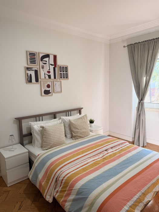 Quarto amplo e confortável com cama de casal