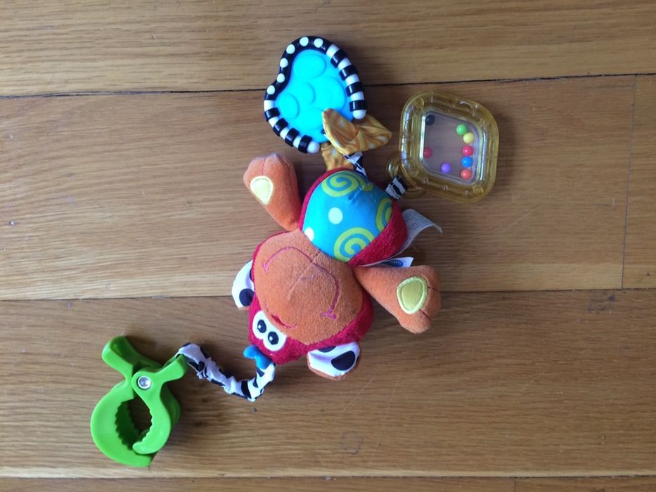 Vários brinquedos e livros infantis