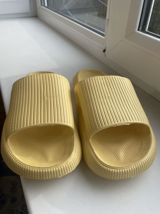 Тапки жовті нові